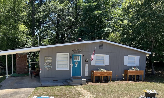 Columbus Cottage | 20 Star Hospitality with 20 Star decor & COZINESS! Located 5mins from FT Moore!