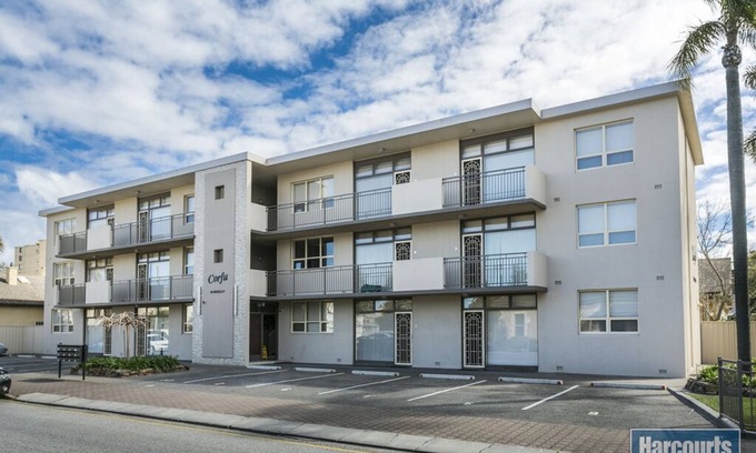 Glenelg Apartment | 200 m away from the 'Golden Mile'- exclusive Esplanade Glenelg. Free parking.