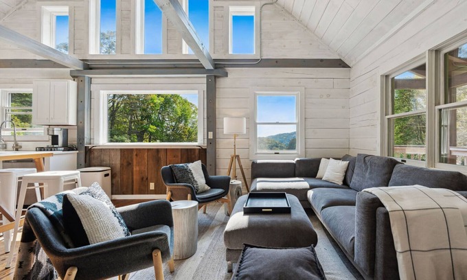 Woodstock House | 200ac, Views! 10min to Town | Scenic Ridge Retreat