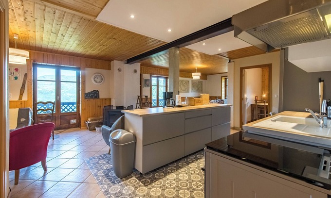 Albiez-le-Jeune Ski Chalet | 200m² chalet for 14 people with a panoramic view of the valley