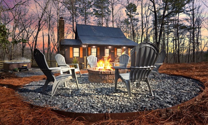 Dahlonega Cabin | 2023 rehabbed Modern Cabin/10 mins to downtown Dahlonega/fire pit
