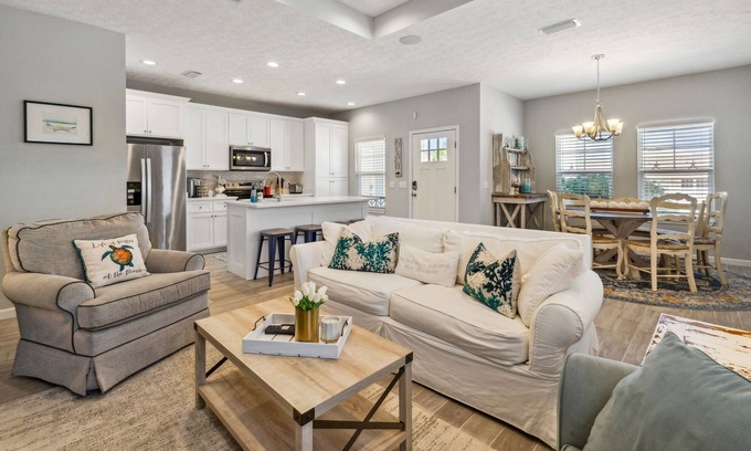 Laguna Beach Cottage | 2023 Updates! - less than 3 min walk to beach! 2 king beds, bunk bed, STOCKED