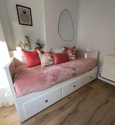 Liverpool House | 2025 Award Winner Liverpool Peach House - 4 Bedrooms