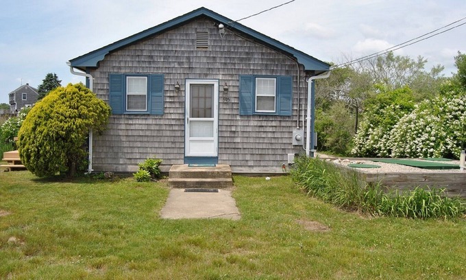 Snug Harbor House | 2025 ~ NOW BOOKING ~ EAST MATUNUCK SUMMER COTTAGE