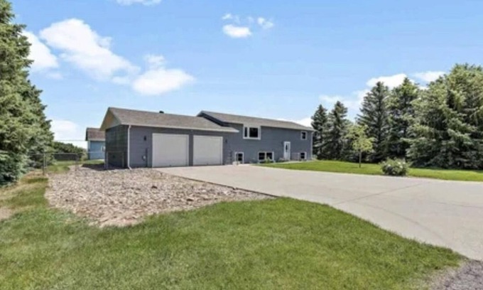 Summerset House | 20min from Sturgis! Great home for sturgis rally couples! Room for trailer/bikes