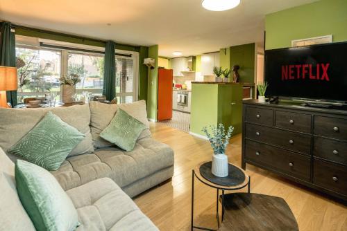 Chaucer Apartment | 20PercentOff-Cosy Home in the Heart of London near Tower Bridge&TheShard w Parking Netflix&Games- MobileDeal-GeniusDeal-Zone1