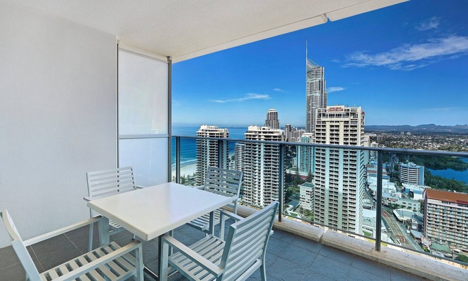 Surfers Paradise Apartment | 21 levels above Hilton hotel Apartment 22106 - 2 bedrooms -Ocean - Wifi