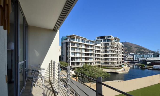 Victoria and Alfred Waterfront Apartment | 214 Harbour Bridge