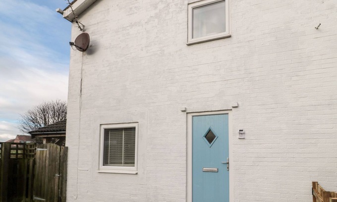 Beadnell Cottage | 22 LONGSTONE PARK, pet friendly, country holiday cottage in Beadnell