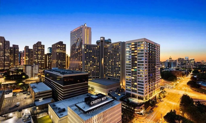 Peachtree Center Condo | 2208-Top Flr-Work/Game Sta-600 MB-1 Free Park-King