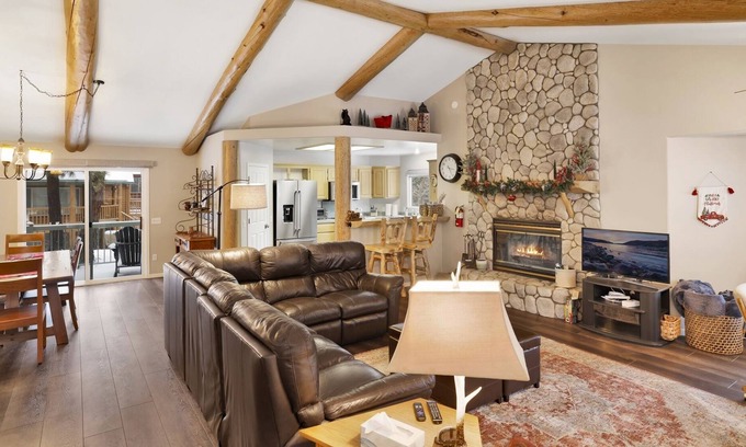 Castle Glen Estates Cabin | 2220-castle Glen Gem 3 Bedroom Home by Redawning
