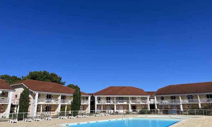 Le Verdon-sur-Mer Apartment | 226 - Comfortable apartment in a residence with swimming pool in Verdon sur Mer