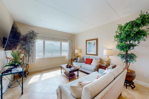 Fernandina Beach Apartment | 226 Sandcastles King Suite