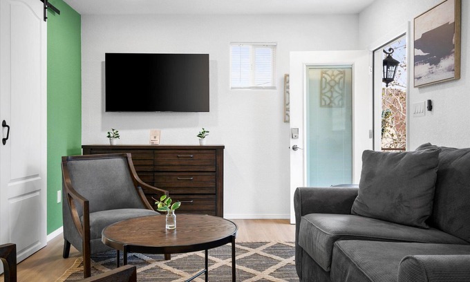 Roosevelt Condo | 23 Chelsea Place On The Park, In Heart Of Downtown
