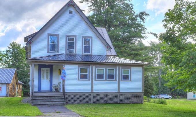 Rangeley House | 🐾23 Pleasant Gorgeous in-town home - walking distance to Rangeley Lake, dog friendly