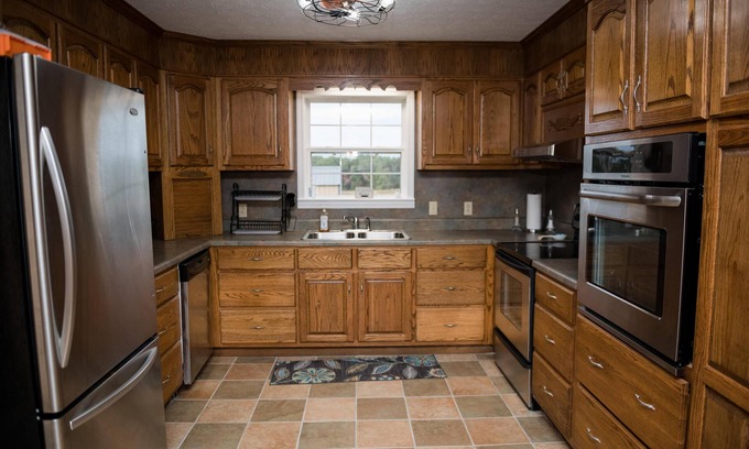 Henagar House | 2300 sq ft home nestled in NE Alabama. Pet friendly! Hot tub! Game Room!