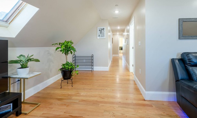 Dorchester Apartment | 233-3 - 4BR Boston - Peaceful Escape near Park Zoo