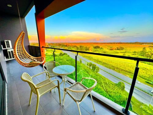 Kuching Apartment | 24'HR CHECK IN H'FLOOR SARADISE ECHELON KUCHING LUXURY BALCONY CONDO FACING AIRPORT 3R2B-2Cpark