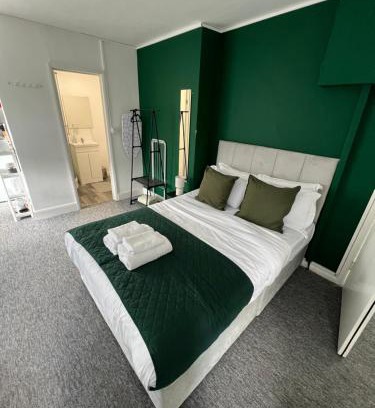 Southgate Apartment | 25 Chase Side