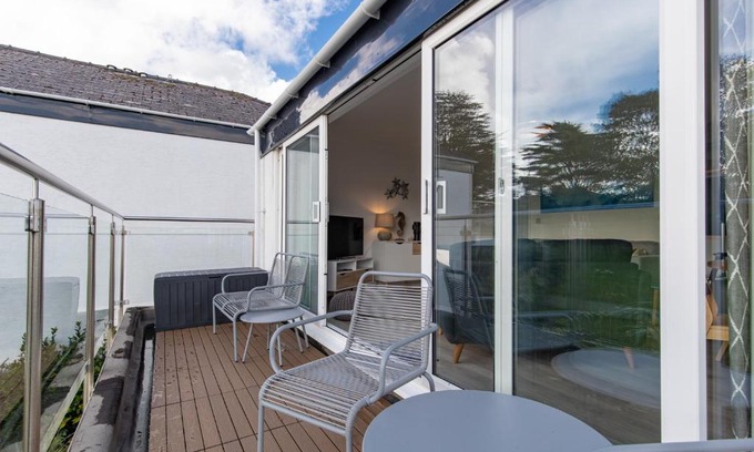 Saundersfoot Apartment | 25 Coedrath Park - Sea Views from Balcony, Short Walk to Beach, Parking
