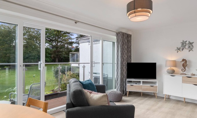 Saundersfoot Villa | 25 Coedrath Park - Sea Views From Balcony Short Walk to Beach Parking