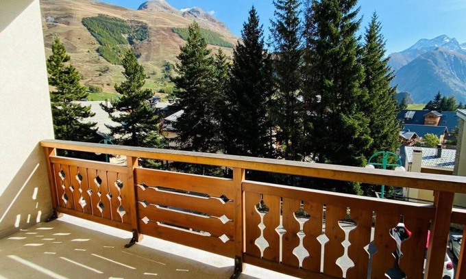Les Deux Alpes Apartment | 250m from ski slopes, 2nd floor, view mountain, balcony, tv, ski locker, 60m², Les 2 Alpes