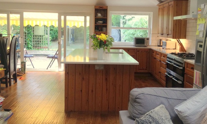 Berrylands House | 25Min to London Eye - 1300sqft Sunny 4BR Family Garden Home- SAFE & Vibrant Area