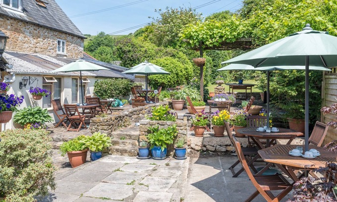 Abbotsbury House | 26 RODDEN ROW, pet friendly, character holiday cottage in Abbotsbury