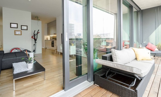 District 9 Apartment | 260 Fr 2Guests, ZURICH LARGE Modern 3 1/2 room 10Min city, 100m