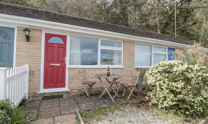 Bridport Cottage | 27 FERNHILL HEIGHTS, romantic, with a garden in Charmouth