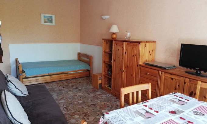 Roquebrune-Cap-Martin Apartment | 27 m2 studio + 7 m2 loggia, air conditioning, private parking, side sea view, 100m from the sea