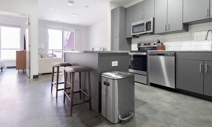 DeBaliviere Place Apartment | 275 On The Park - Senate Apartments By Barsala