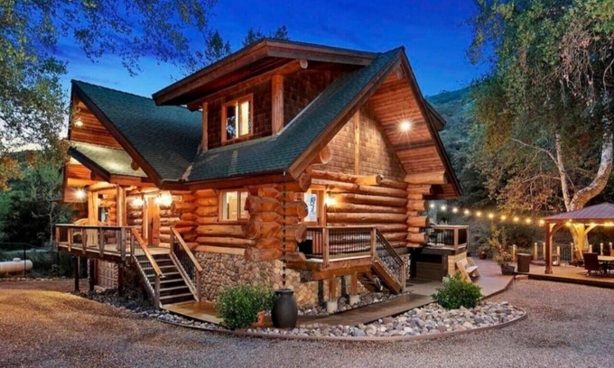 El Cajon Cabin | 275B) Charming Getaway with Hot tub!
