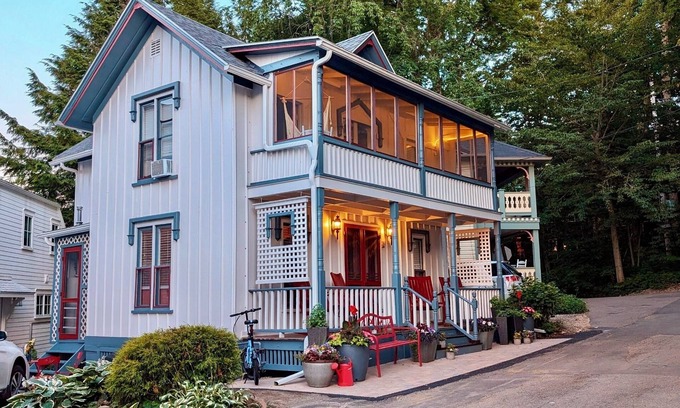 Chautauqua House | 28 Morris - Classic, centrally located cottage in Chautauqua Institution!