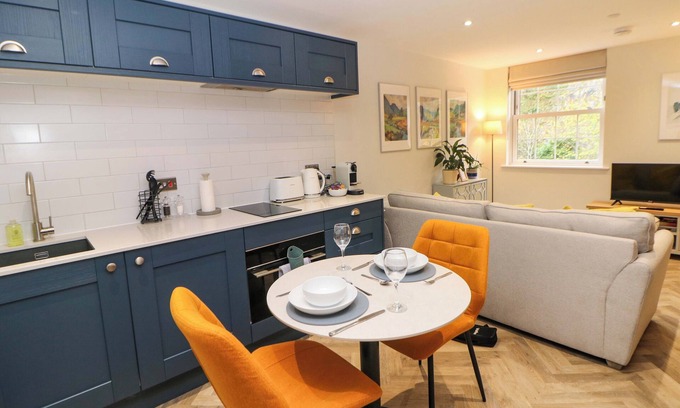 Stoney Middleton Cottage | 28 ROCK MILL HOLIDAY APARTMENTS, romantic, with a garden in Calver