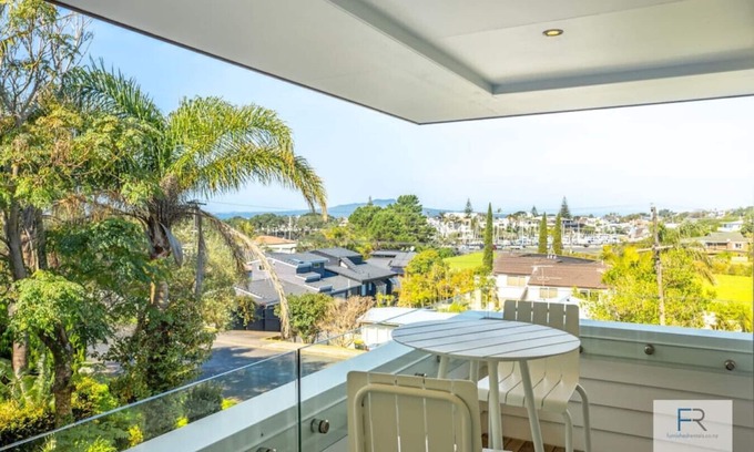 Castor Bay Apartment | 29 Commodore Parry, Castor Bay