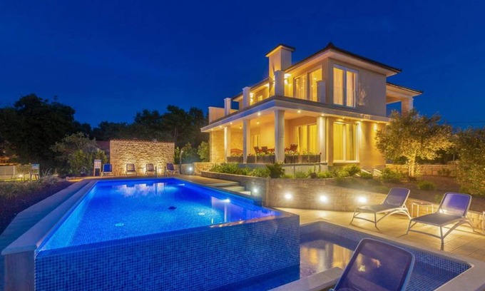 Milovcici Villa | 290 m² Villa ∙ 4 bedrooms ∙ 10 guests