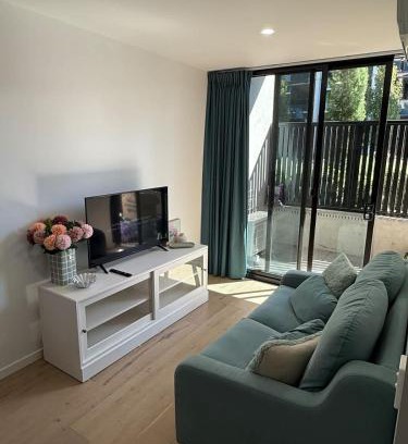 Reid Apartment | 2B-1BR-1Car-Courtyard-CBD-Shops