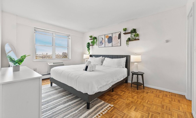 Longwood Apartment | 2bd/1.5ba Next to BU 3178