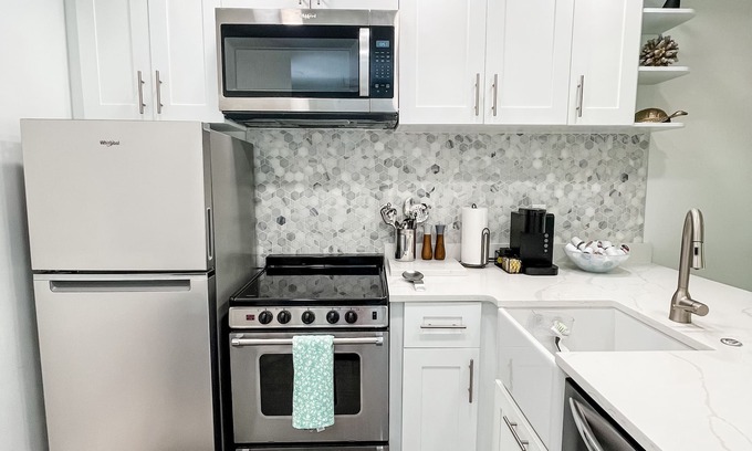 Central Naples Condo | 2bd 2ba New condo in the heart of Naples. 10mins to the beach & shops!