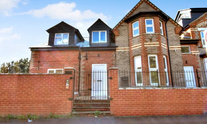 Reading Apartment | 2BD apt for 7 with private off-street parking