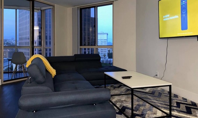 City West Apartment | 2bd Modern Unit high floor