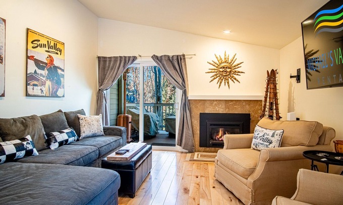 Elkhorn Village Condo | 2BD Ranch Condo - Walk to FREE Elkhorn Resort Amenities