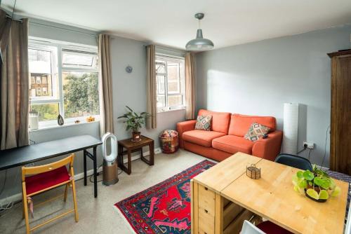 Hoxton West Apartment | 2BD Stylish Home w/t Grand Piano Central London