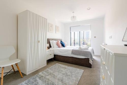Salford Apartment | 2Bed 2Bath Private Balcony, Relaxing Waterfront View Apt, Parking FREE WiFi 10mins Media City, Salford Quays, Old Trafford, City Centre