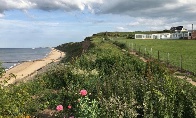 Mundesley Ski Chalet | 2Bed-Beachfront Sea-View-Norfolk home-Pet Friendly