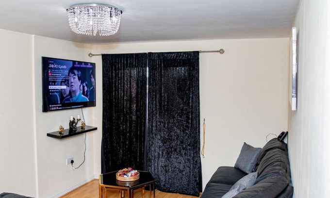 Walsall Apartment | 2bed Flat with private parking