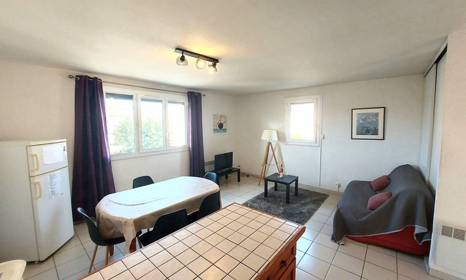 Latour-Bas-Elne Apartment | 2bed large garden 6pers wifi parking 66m2 ok pets vacation vouchers 2km sea