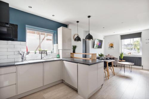 Queen's Park Apartment | 2Bed1Bath Modern Duplex Apartment next to Queens Park station