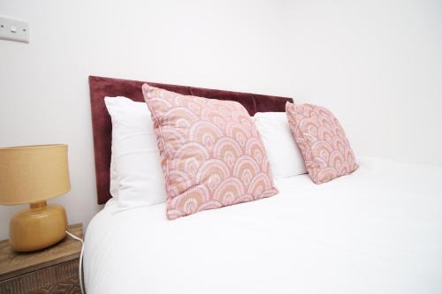 Hanham House | 2Bedroom Home- Free Parking, Wi-Fi & Patio- Available for Long or Short term